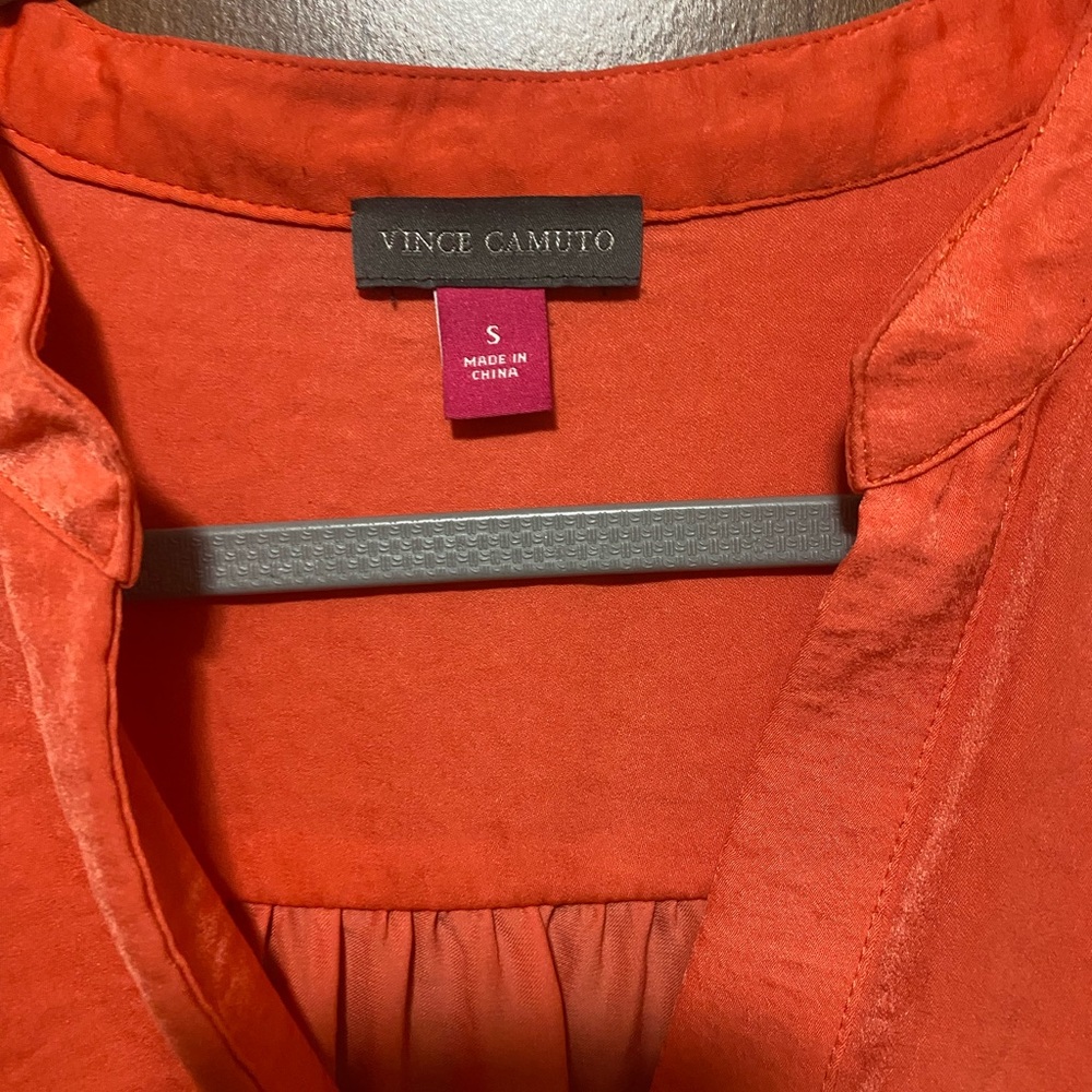 Vince Camuto Vibrant Coral Orange Split V-Neck Blouse Size Small - Picture 3 of 6